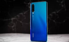 The front camera of the smartphone Huawei P30 received night mode