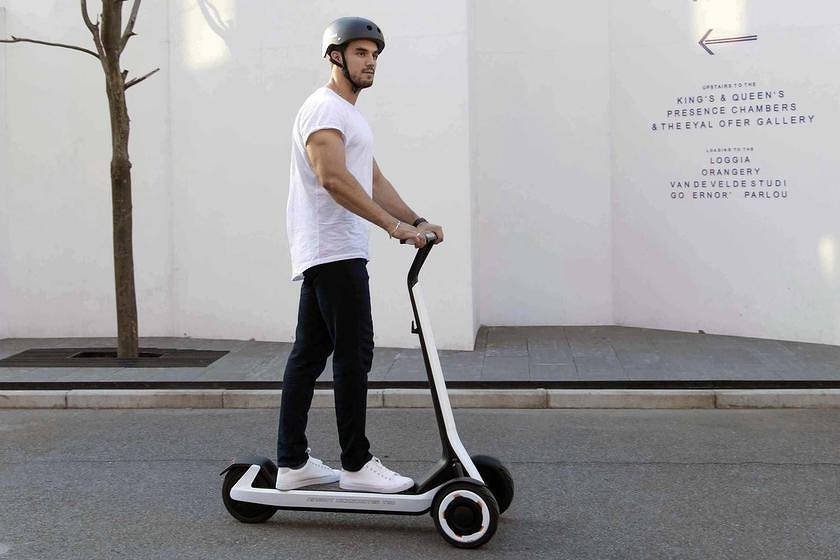 Segway-Ninebot présente un scooter électrique avec pilote automatique