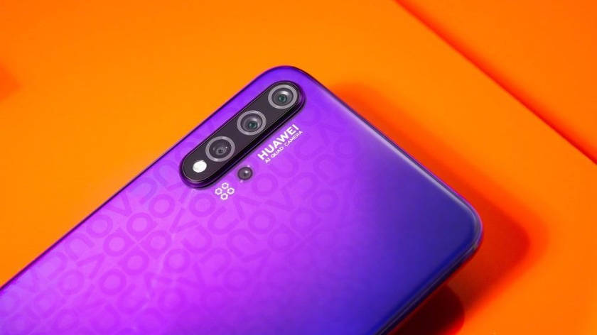 Huawei Nova 6 a un appareil photo selfie comme le Galaxy S10 +