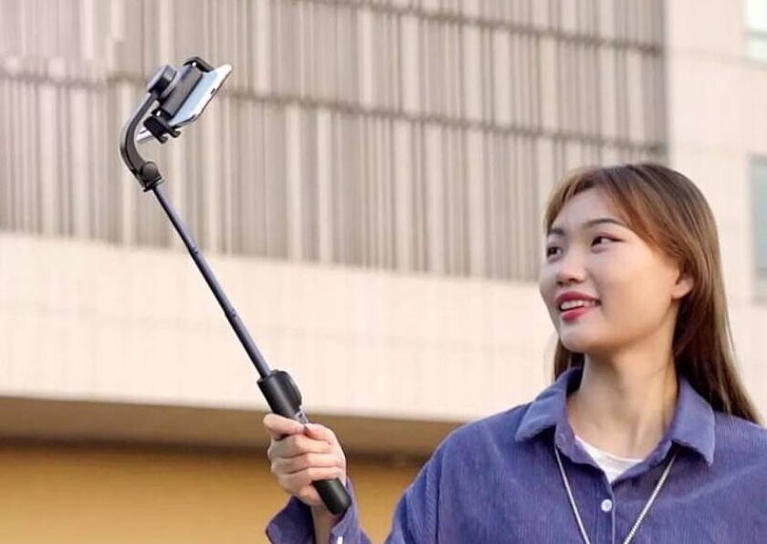 Yuemi a présenté un selfie stick avec un processeur intégré