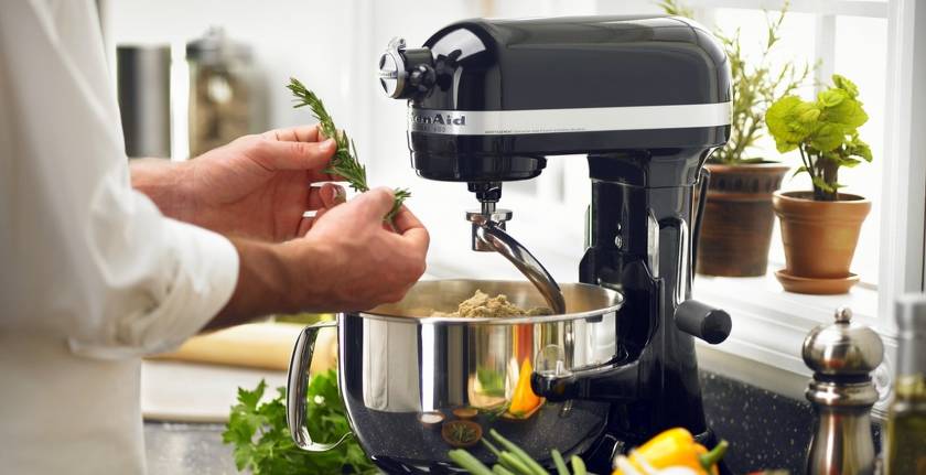 Which is better: a blender or a food processor?