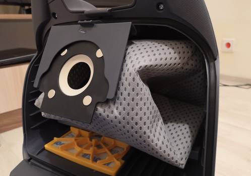 Vacuum cleaner filters and indicators