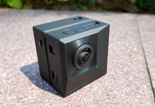 One camera for two tasks: 3D and VR
