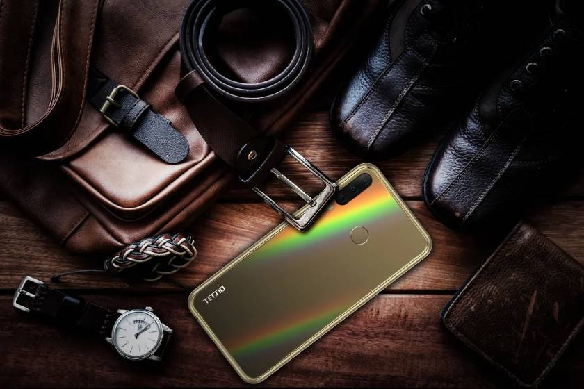 En Russie, la vente de CAMON 11S avec une triple caméra pour 10 000 roubles